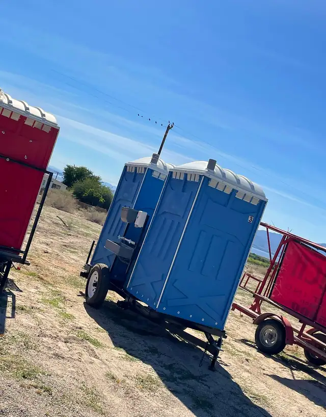 Towable porta potty trailer with blue units
